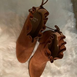 Crown & Ivy ruffle top, caramel ankle boots, sz 7